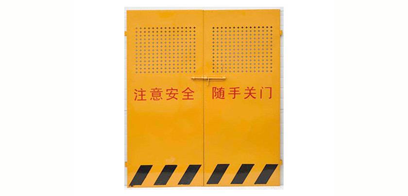 為什么施工電梯防護門是黃色的？
